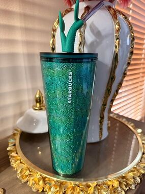 Starbucks 🧜‍♀️ Mermaid Tails Tumbler with Straw
